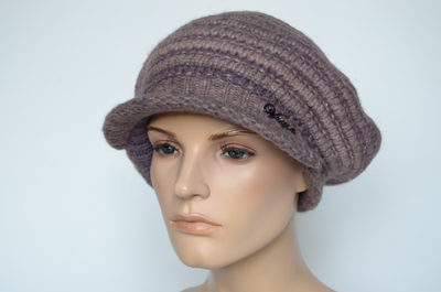 Зимняя вязаная кепка женская