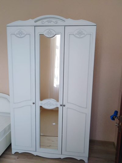 Шкаф распашной 3-х дверный "Лотос" белый глянец с зеркало (Браво мебель)