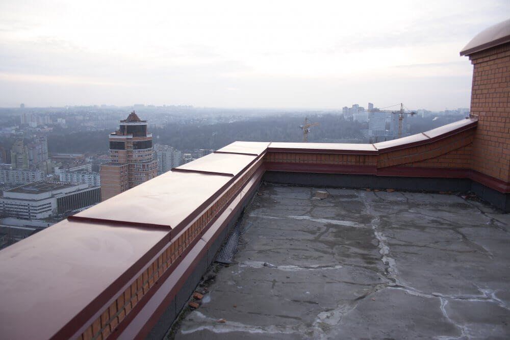 парапет на крыше высотного здания