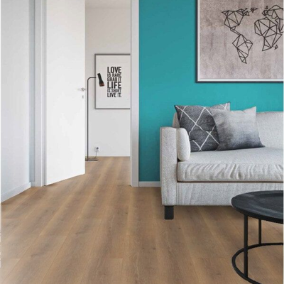 Ламинат Wineo Дуб Премиум Коричневый LA167MV4 в интерьере комнаты