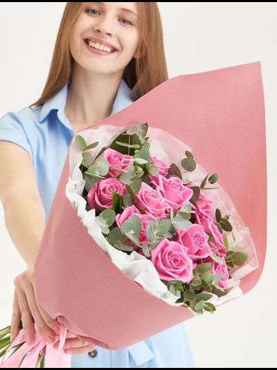 11 розовых роз с эвкалиптом