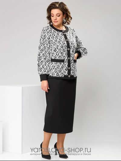 Стильный костюм в деловом стиле, состоящий из жакета и юбки