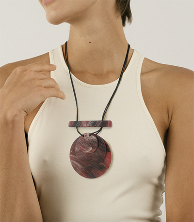 (АРТИКУЛ: 9003/02) КОЛЬЕ ЖЕНСКОЕ, КРУПНАЯ ПОДВЕСКА В БОРДОВЫХ ТОНАХ, ЮВЕЛИРНЫЙ ПЛАСТИК, ЧЕРНЫЕ ШНУРКИ