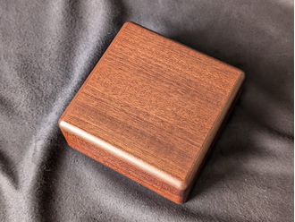 футляр из красного дерева для монеты