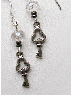 Ключ от сновидений. Необычные серьги-ключики с хрустальными бусинами