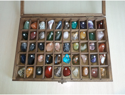 Коллекция 50 камней галтовок по 3-4 см, в коробке 32*23 см, вес около 1700 г  №25735