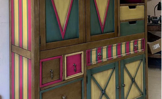 Шкаф универсальный дизайнерский, в яркой отделке.