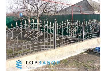 Кованый забор на монолитном фунндаменте