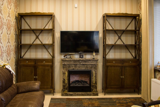 Стеллаж с нижней тумбой на резных ножках.