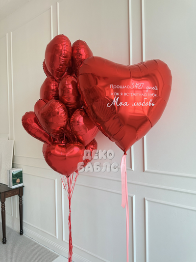 Красное сердце с надписью с надписью и фонтан из красных шаров для влюбленных
