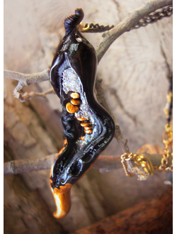 "Семечко из сада Нави", подвеска с чёрным перцем чили и золотыми семенами