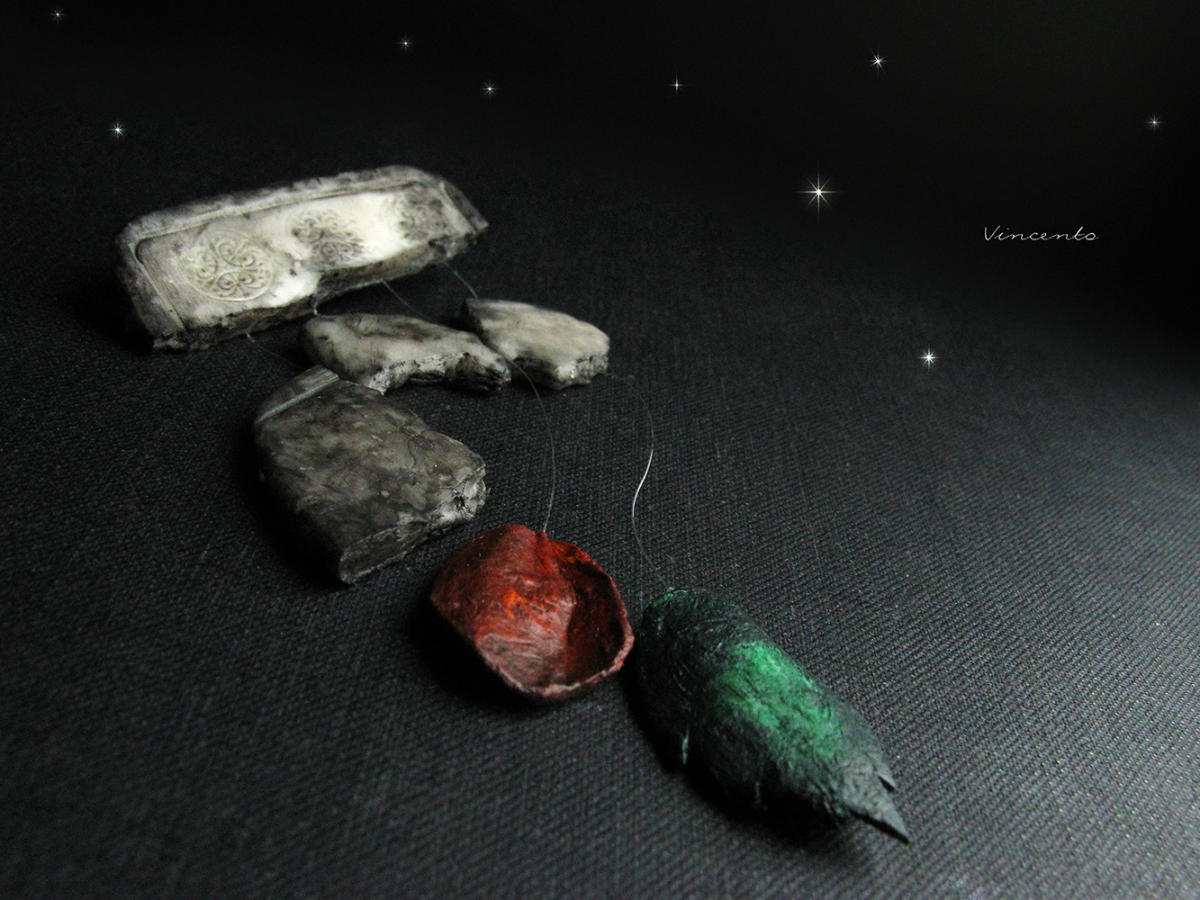 Необычная брошь в готическом стиле в виде скульптурного артефакта с лепестком розы и листом