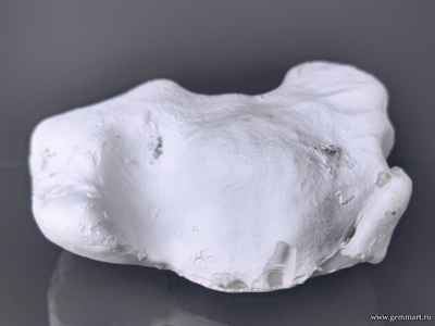 Кахолонг с корочкой кенияита. Южный Крал. Россия. 110*85*40мм