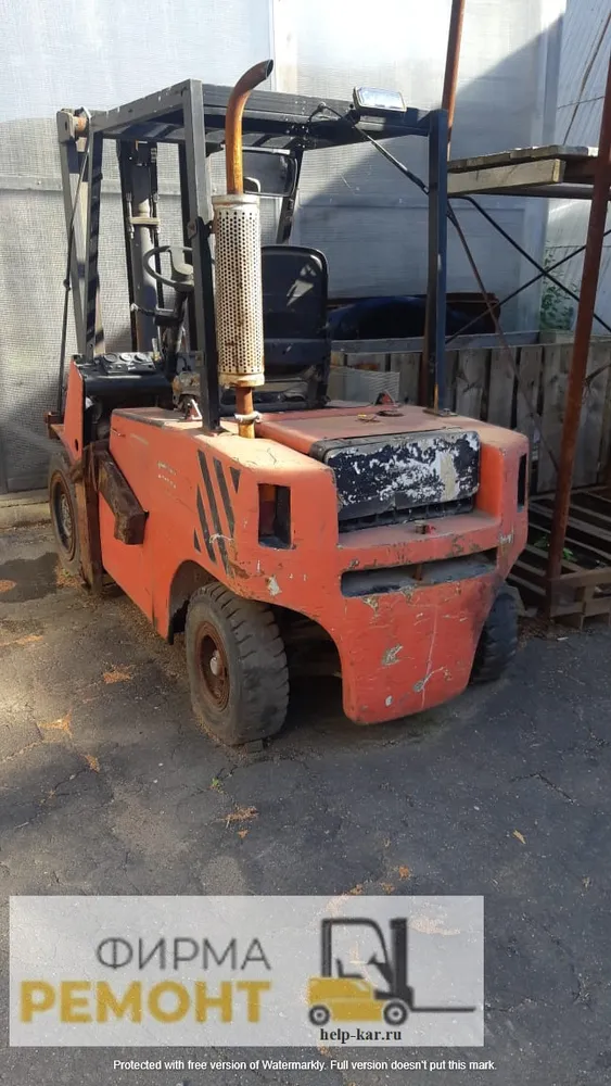Отремонтированный бу погрузчик на складе