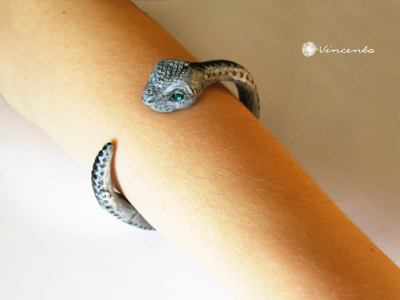 "Хозяйка Сумеречного Леса", необычный браслет в виде серой змеи