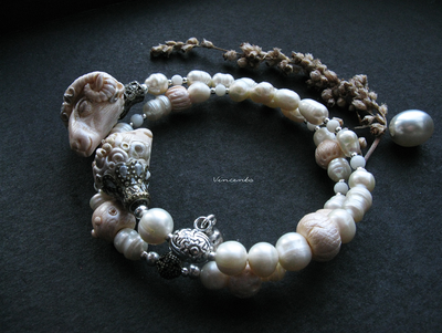 Новогодний браслет "Овечка и Барашек. Сказка о Мечте" с речным жемчугом, кораллом и авторскими бусинами из экоглины