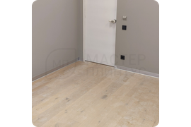 Пример установки алюминиевого плинтуса ПЛ 100, который добавляет элегантности любому пространству