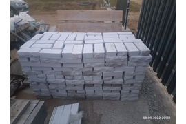 Кирпич силикатный лицевой полнотелый "Антик" рустированный углом М150, 225*95*65 мм белый