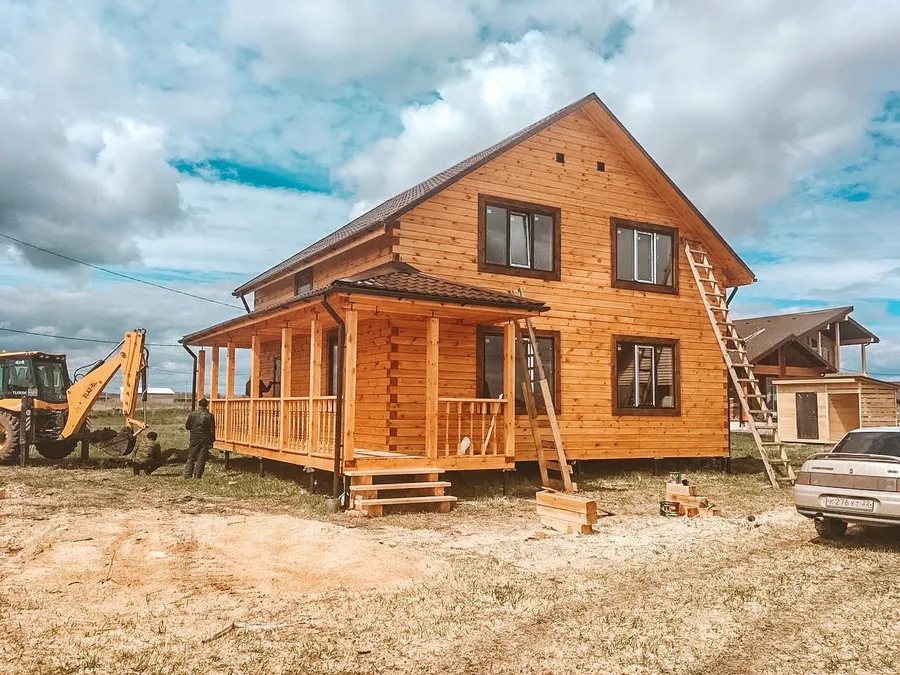 Дом из бруса с кэшированными окнами по эскизу заказчика