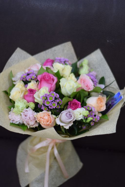 Букет из роз  и сантини.