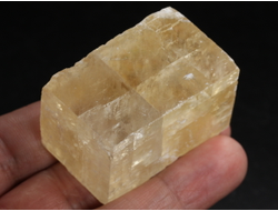 Кальцит оптический золотистый (исландский шпат), скол по спайности, Бразилия (45*25*25 мм, 72 г) №38298