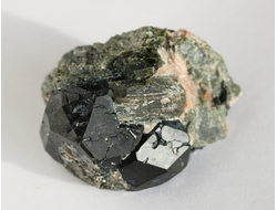 Шпинель черная на породе, Россия, Якутия (39*29*22 мм, 38 г) №18219