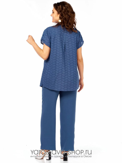 Лёгкий комплект-двойка, состоящий из брюк и рубашки из хлопка ришелье в синем цвете