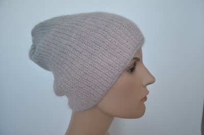 Вязаная женская розовая шапка