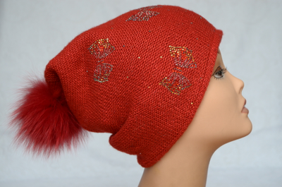 krasnaya-shapka-s-pomponom-vizio-italiya-5931