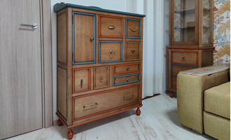 Большой комод с 9 ящиками и цветными рамками на фасадах.