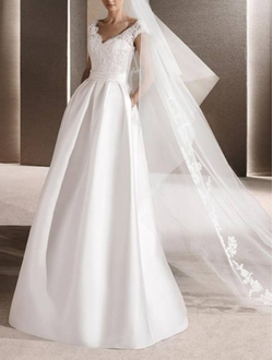 Атласное свадебное платье в пол с кружевом открытой спиной рукавами 3/4 и не пышной юбкой татьянка