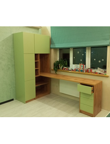 Стол и шкаф