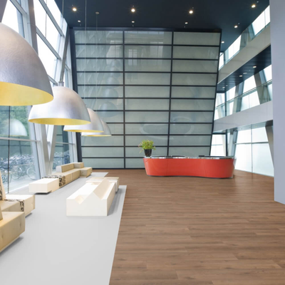 Ламинат Wineo Дуб Осло Коричневый LA213LV4 в интерьере общественного здания