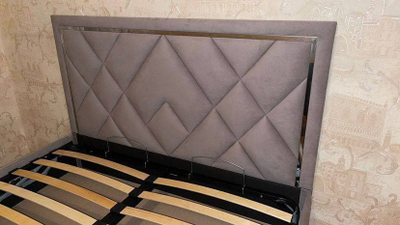 ОДНОСПАЛЬНАЯ, ДВУСПАЛЬНАЯ КРОВАТЬ КАРАТ, С МЯГКИМ ИЗГОЛОВЬЕМ, ФАНЕРА, НА НОЖКАХ, УСИЛЕННАЯ МЕТАЛЛОМ, С ПОДЪЕМНЫМ МЕХАНИЗМОМ И БЕЛЬЕВЫМ ЯЩИКОМ ОТ ПРОИЗВОДИТЕЛЯ