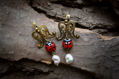 Весенние серьги с божьими коровками, жемчугом и филигранью "Ледибаг"