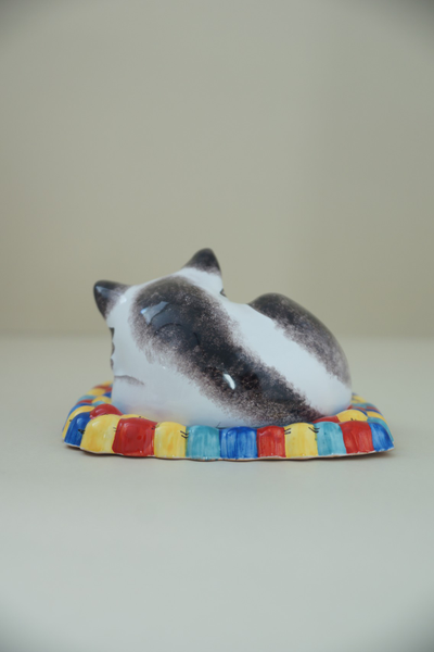 Кошка на ковре