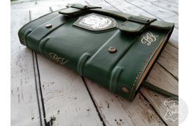 Ежедневник - органайзер из натуральной телячьей кожи с гербом и именной надписью.
Внутри карманы для карт, бумаг, блок на 180 листов формата А5
Именное тиснение золотом на обложке и корешке ежедневника.