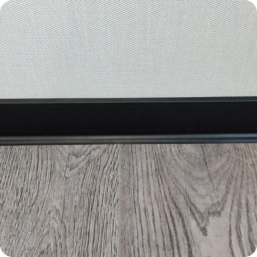 Стильный контраст: монтаж 60-миллиметрового черного плинтуса Dollken S60 позволяет создать эффектный контраст с светлыми поверхностями, делая интерьер более выразительным.