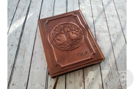 кожаный ежедневник с тиснением рисунка и именной гравировкой на обложке