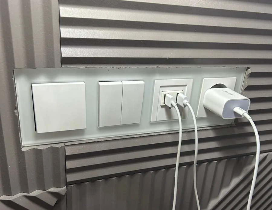 На фото пример как делать неправильно. И дело не в том, что нельзя утапливать рамки так сильно и вырезать место всквозную. Дело в аккуратности. Ведь можно было подшкурить сколы на панелях...