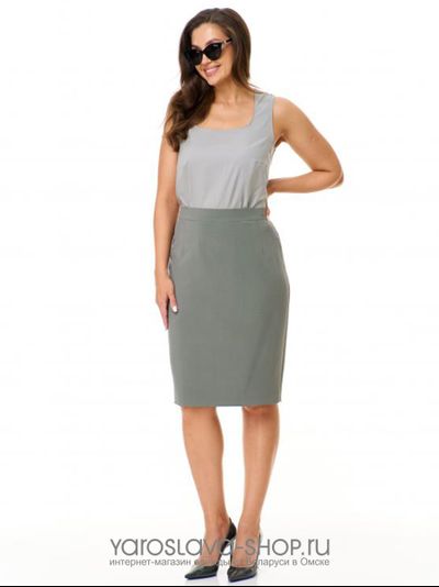 Стильный костюм в деловом стиле, состоит из жакета, блузки и юбки