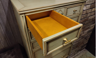 Высокий комод с 8 ящиками, цвет хаки.