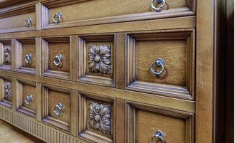 Большой комод с 6 ящиками и цветочным декором.