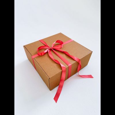 Большая подарочная коробка GILEV 37х37х14см с персиковой лентой и наполнителем крафт