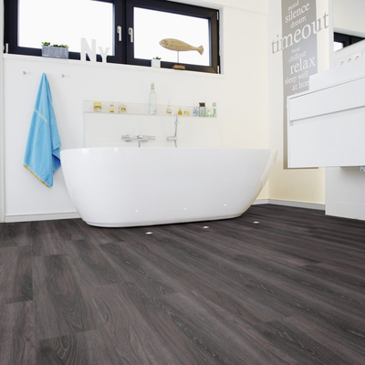 Виниловый пол Wineo 400 Wood Miracle Oak Dry MLD00117 в интерьере ванной