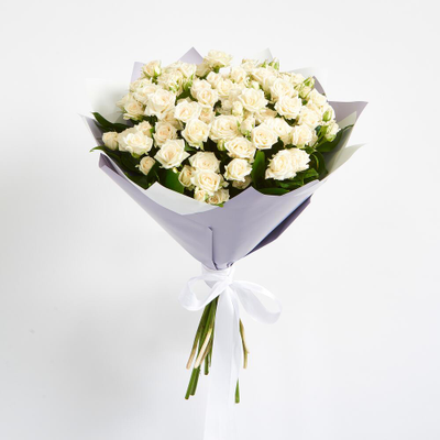 11 белых кустовых роз