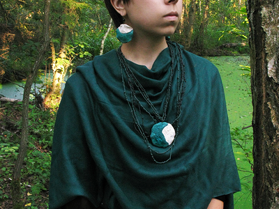 Сказки братьев Гримм. Комплект украшений в стиле фэнтези (серьги и кулон-колье с каплями)