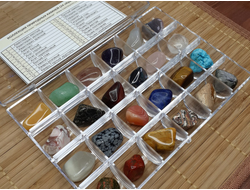 Коллекция минералов (24 образца до 3 см) в пластиковой коробке 18*12 см, вес около 370 г №20130