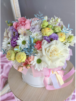 Коробочка с пионовидными розами, диантусом, эустомой, скимией