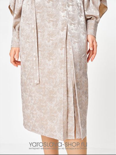 Женское изящное платье полуприлегающего силуэта в бежевом цвете